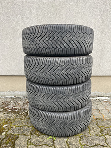 235/55R18 GoodYear Utragrip Ice3 нешипованные шины (1 фото из 3)