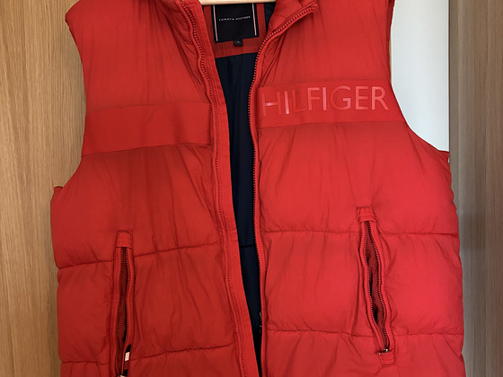 Красный пуховый жилет с капюшоном Tommy Hilfiger для мужчин