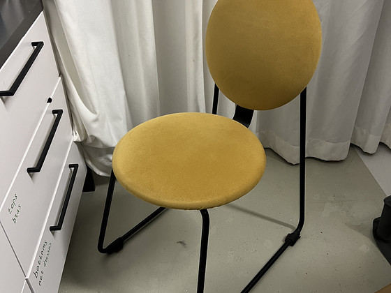 Желтый стул Ikea