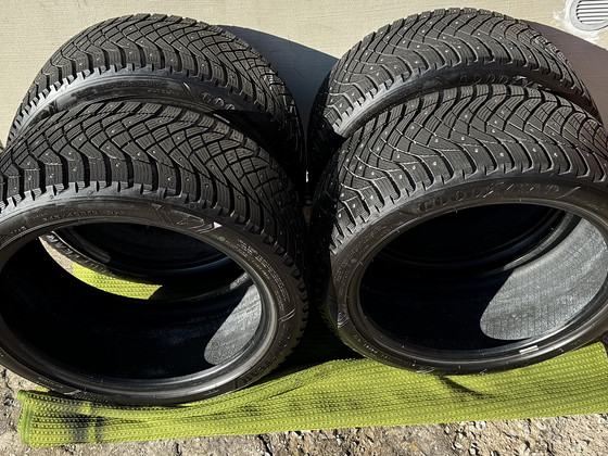 Goodyear UltraGrip Arctic 2 245/40R18 talverehvid (naast)