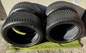 Goodyear UltraGrip Arctic 2 245/40R18 talverehvid (naast) (1 foto / 10)