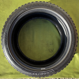 Goodyear UltraGrip Arctic 2 245/40R18 talverehvid (naast) (2 foto / 10)