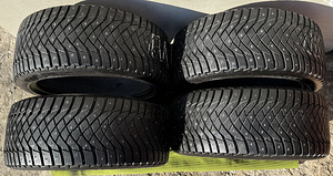 Goodyear UltraGrip Arctic 2 245/40R18 talverehvid (naast) (3 foto / 10)