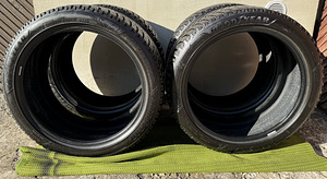 Goodyear UltraGrip Arctic 2 245/40R18 talverehvid (naast) (4 foto / 10)