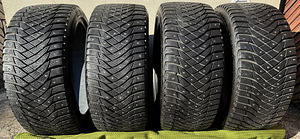 Goodyear UltraGrip Arctic 2 245/40R18 talverehvid (naast) (6 foto / 10)