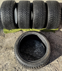 Goodyear UltraGrip Arctic 2 245/40R18 talverehvid (naast) (7 foto / 10)