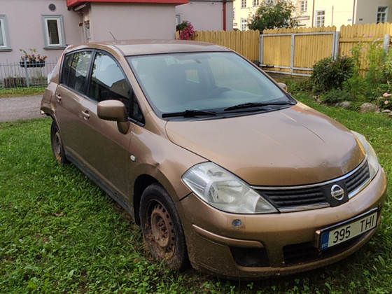 Продам аварийный Nissan Tiida