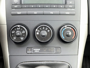 Toyota Auris Linea Sol A-C 1.4 71kW (8 фото из 9)