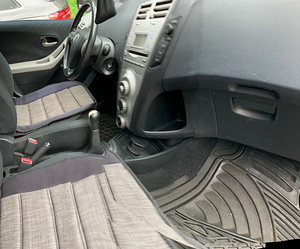 Toyota yaris (7 foto / 8)