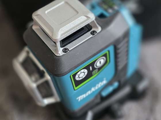 Makita SK700GD 3D лазерный нивелир с перекрёстными линиями 1