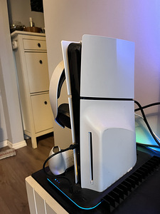 PS5 Slim Disc + 2 pulti + Pulse 3D peakomplekt + laadimisalu (1 foto / 3)