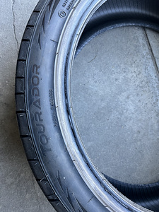 245/40R19 зимние шины (4 фото из 5)