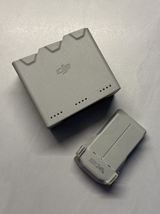 DJI mini 3 pro battery and charging hub (1 foto / 7)