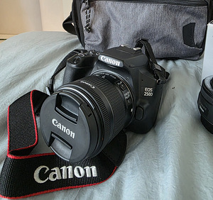 Canon 250d + EF-S 18-55mm III + EF 50mm STM (2 foto / 3)