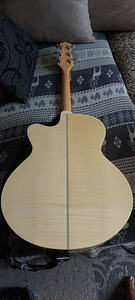 Электроакустическая джамбо-гитара Takamine (3 фото из 4)