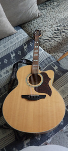 Электроакустическая джамбо-гитара Takamine (4 фото из 4)
