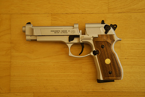 Beretta M92 FS Wood & Nickel 4,5 mm Diabolo CO₂ õhupüstol (8 foto / 10)