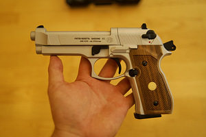 Beretta M92 FS Wood & Nickel 4,5 mm Diabolo CO₂ õhupüstol (9 foto / 10)