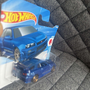 HOTWEELS. NISSAN SKYLINE GT-R (BNR34) (3 фото из 4)