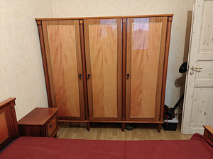 Спальный гарнитур (4 фото из 4)
