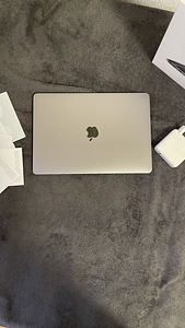 MacBook pro (2 фото из 4)