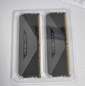 CORSAIR Vengeance RGB RT DDR4 16GB 2x8GB (1 foto / 3)