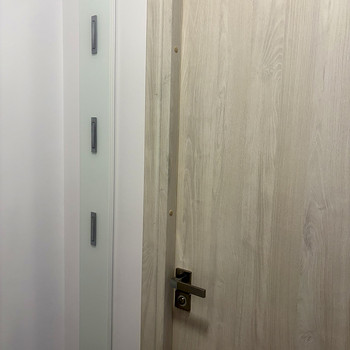 Продаётся белая настенная вешалка для прихожей с откидными крючками