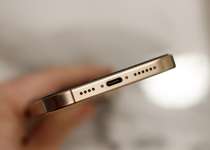 iPhone 16 Pro Max 512 ГБ (3 фото из 3)
