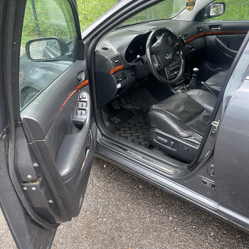 TOYOTA AVENSIS
