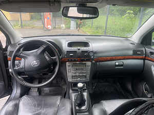 TOYOTA AVENSIS (2 foto / 7)