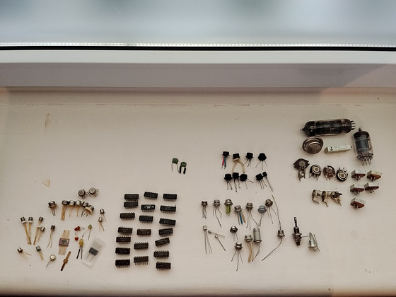 Nõukogude raadiodetailid – kuldjalgsed transistorid, mikrosk