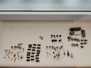 Nõukogude raadiodetailid – kuldjalgsed transistorid, mikrosk (1 foto / 5)