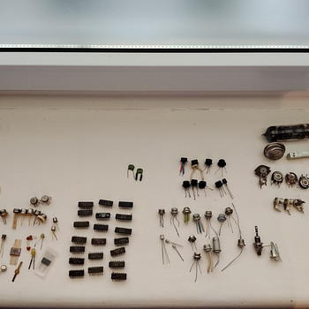 Nõukogude raadiodetailid – kuldjalgsed transistorid, mikrosk