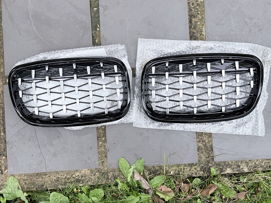 BMW X5 E70 / X6 E71 — uued võrkdisainiga neeruvõred Gloss Black