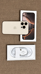 2 × iPhone 16 Pro 256GB – в очень хорошем состоянии (2 фото из 4)