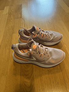 Кроссовки для бега NIKE (3 фото из 4)