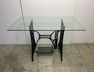 Klaasist laud Singeri jalal (1 foto / 6)