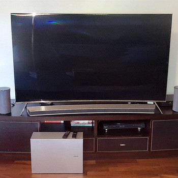 Телевизор Samsung 65" + саундбар + 2x мультирум-колонки