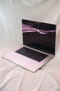 MacBook Pro 16 ( M2 Pro - 16GB/512GB ) (2 фото из 3)