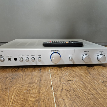Rotel RA-02 integreeritud stereovõimendi