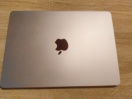 MacBook Air M2 с дефектом
