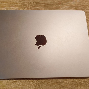 MacBook Air M2 с дефектом