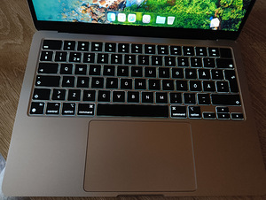 MacBook Air M2 с дефектом (4 фото из 10)