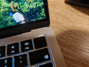 MacBook Air M2 с дефектом (7 фото из 10)