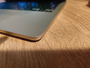 MacBook Air M2 с дефектом (8 фото из 10)