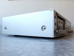 Старошкольная топовая трёхголовочная кассетная дека Dual C844 (3 фото из 10)