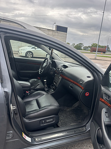 Toyota avensis (7 foto / 9)