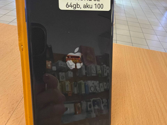 Apple iPhone SE 2020 64Gb в очень хорошем состоянии