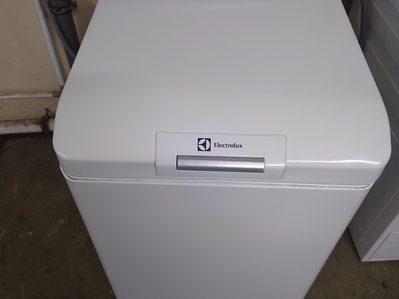 Стиральная машина с вертикальной загрузкой Elektrolux 40 см