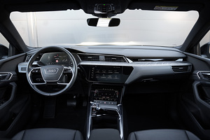 Audi e-tron 50 Quattro 230 кВт (11 фото из 15)